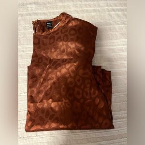 Cute leopard dress shirt with shoulder pads that can be removed